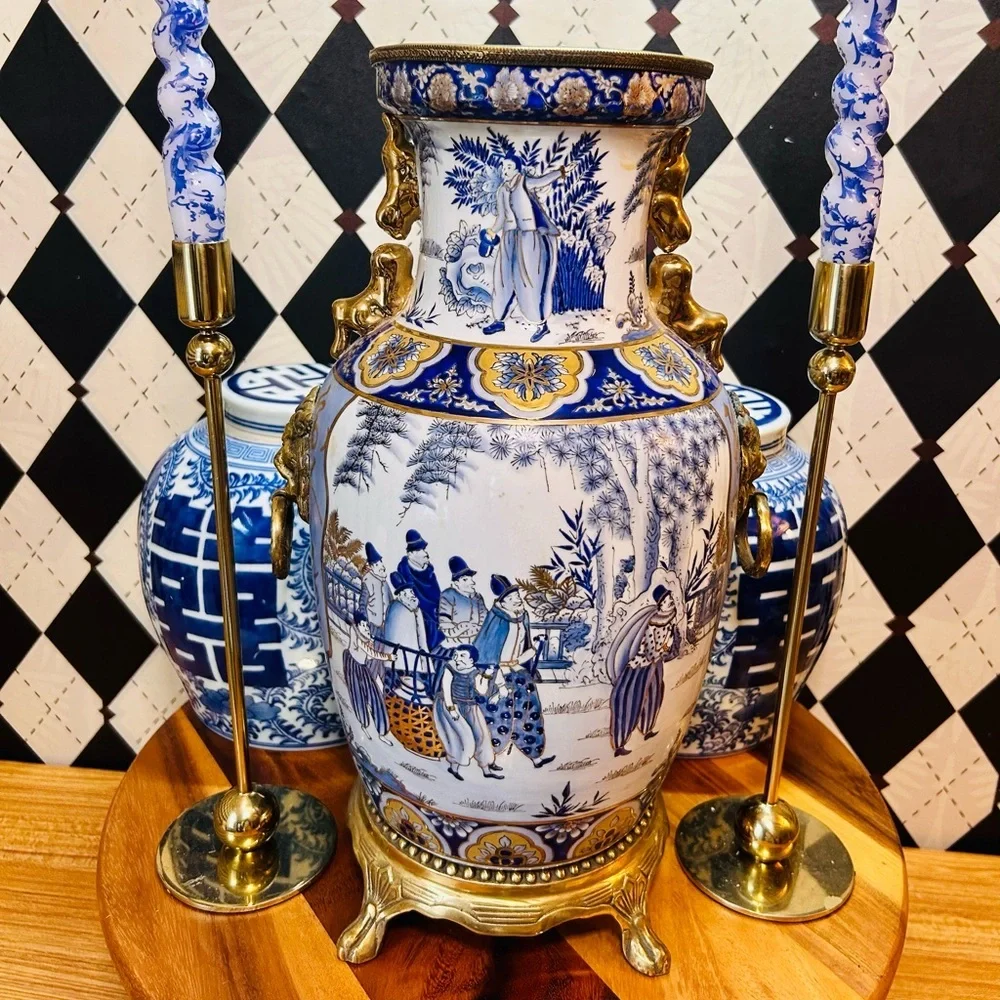 Classic Blue & White Lion-Head Chinoiserie Vase on Gilt Base – 16.5” Vintage Lux